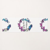 蝶および花のリースのカスタムな引用文か名前 ヨガマット (裏面(横))