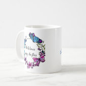 蝶および花のリースの引用文および名前をカスタムする コーヒーマグカップ (正面左)