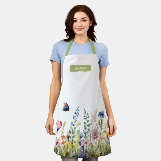 蝶かわいらしとワイルドフラワーの水色 エプロン (着用した状態)