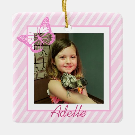 蝶かわいらしピンクの女の子の写真クリスマス セラミックオーナメント (正面)