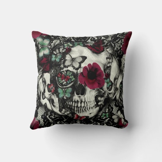 蝶が付いているビクトリアンなゴシック様式レースのスカル クッション (裏面)