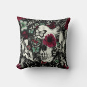 蝶が付いているビクトリアンなゴシック様式レースのスカル クッション (正面)