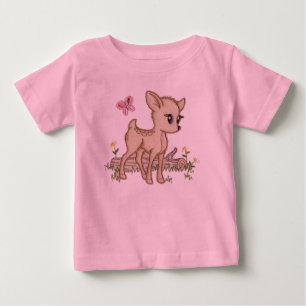 蝶が付いている森のかわいいベビーのシカ ベビーTシャツ
