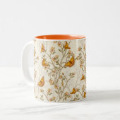 蝶が付いている花のヴィンテージパターン ツートーンマグカップ (正面左)