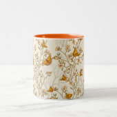 蝶が付いている花のヴィンテージパターン ツートーンマグカップ (中央)