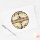 蝶が渦巻くイエローベージュグリーンアースのトーン ラウンドシール (封筒)