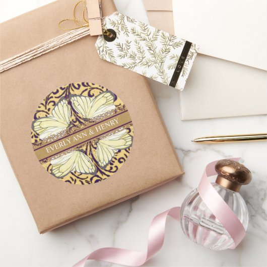 蝶が渦巻くイエローベージュグリーンアースのトーン ラウンドシール (ギフト)