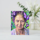 蝶が緑の背景を持つ高齢者の女性 ポストカード (スタンド正面)
