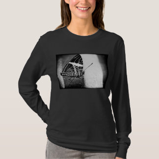 蝶が道を渡る Tシャツ