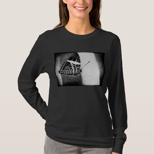 蝶が道を渡る Tシャツ (正面)