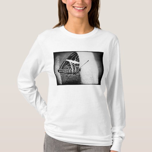 蝶が道を渡る Tシャツ (正面)