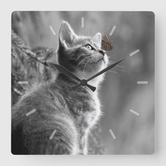 蝶が鼻についたかわいい灰色の子猫 スクエア壁時計