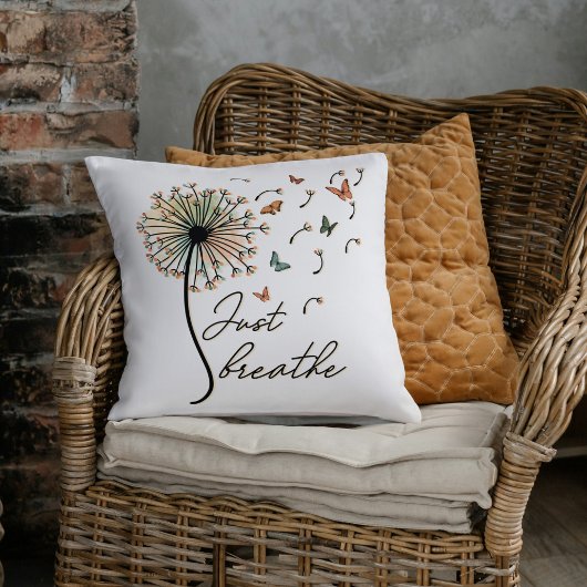 蝶でタンポポを呼吸する クッション