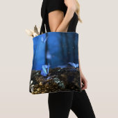 蝶とキノコを持つ魔法の妖精の森 トートバッグ (クローズアップ)