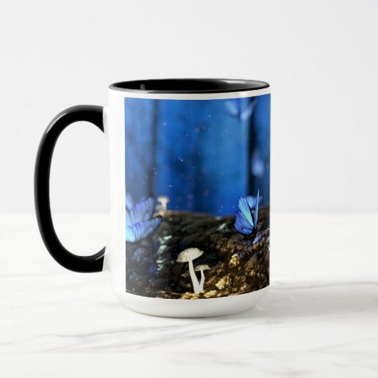 蝶とキノコを持つ魔法の妖精の森 マグカップ (左)