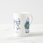 蝶とクリスマスジンジャージャーの陳腐な瓶 ボーンチャイナマグカップ (正面右)