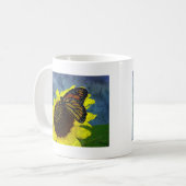 蝶とヒマワリの青い背景 コーヒーマグカップ (正面左)