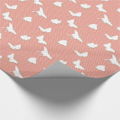 蝶とピンク – 桃の上に白 ラッピングペーパー (角)