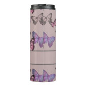 蝶とフェミニンモノグラム – ほこりっぽいピンク タンブラー (裏面)