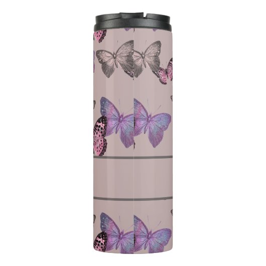 蝶とフェミニンモノグラム – ほこりっぽいピンク タンブラー (裏面)