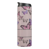 蝶とフェミニンモノグラム – ほこりっぽいピンク タンブラー (回転右)