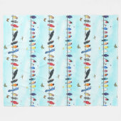 蝶と列に並んだ裏庭の鳥 フリースブランケット (正面(横))