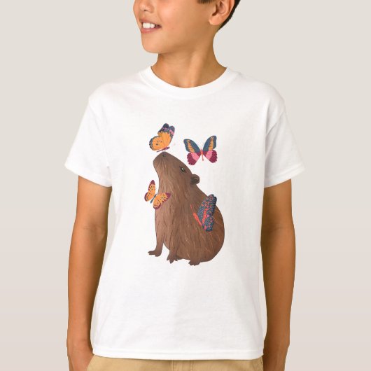 蝶と戯れるカピバラ – かわいいげっ歯類 Tシャツ (正面)