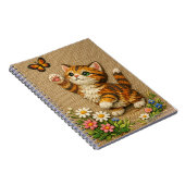 蝶と戯れる可愛いトラ猫の刺繍デザイン ノートブック (右側)