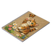 蝶と戯れる可愛いトラ猫の刺繍デザイン ノートブック (左側)
