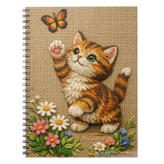 蝶と戯れる可愛いトラ猫の刺繍デザイン ノートブック (正面)