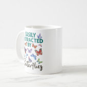 蝶に容易に気を取られる蝶 コーヒーマグカップ (正面左)