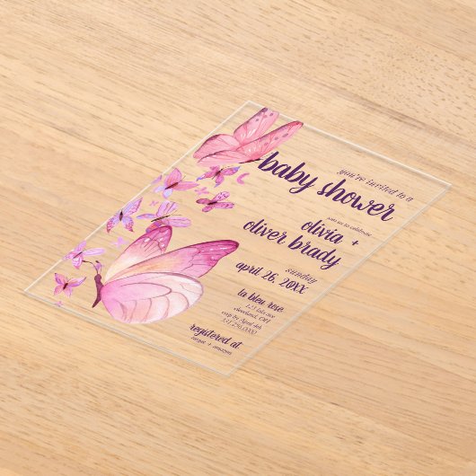 蝶のキスとベビーウィッシュ | 赤ちゃんシャワーピンク アクリル招待状 (レイダウン)
