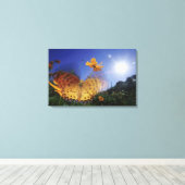 蝶のクローズアップ、羽ばたき キャンバスプリント (インサイチュ (ウッドフロア))