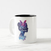 蝶のシルエット、自己発見、自分自身のmuになる ツートーンマグカップ (正面左)