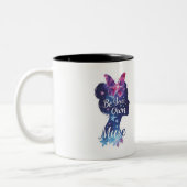 蝶のシルエット、自己発見、自分自身のmuになる ツートーンマグカップ (左)