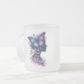 蝶のシルエット、自己発見、自分自身のmuになる フロストグラスマグカップ (正面左)