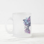 蝶のシルエット、自己発見、自分自身のmuになる フロストグラスマグカップ (左)