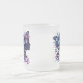 蝶のシルエット、自己発見、自分自身のmuになる フロストグラスマグカップ (中央)