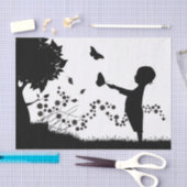 蝶のデコパージュを持つ少年 薄葉紙 (クラフト)