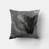 蝶の夢 – 黒 クッション (裏面)