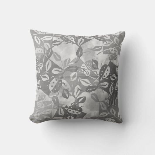 蝶の庭のてんとう虫の絵のクッションカバー クッション (正面)