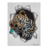 蝶の木の壁を追いかける野生動物ヒョウのカップ ポスター (正面)