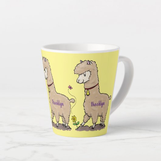 蝶の漫画と可愛い幸せなアルパカ カフェラテマグ (右アングル)