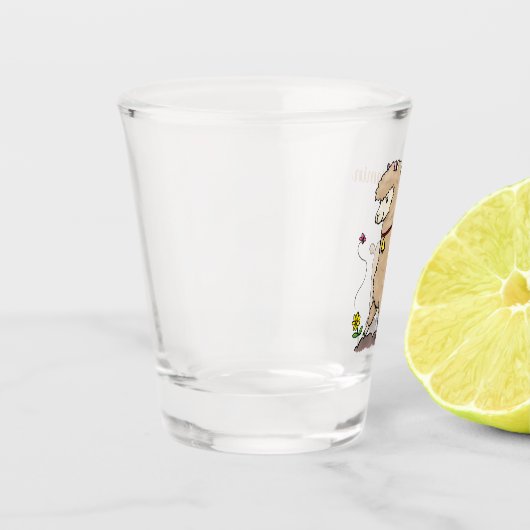 蝶の漫画と可愛い幸せなアルパカ ショットグラス (左)