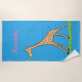 蝶の漫画と可愛い幸せなキリン ビーチタオル (正面)