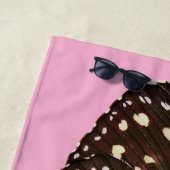 蝶の翼のキリン（ピンクのbkgrd） ビーチタオル (インサイチュ)