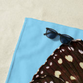 蝶の翼のキリン（青いbkgrd） ビーチタオル (インサイチュ)