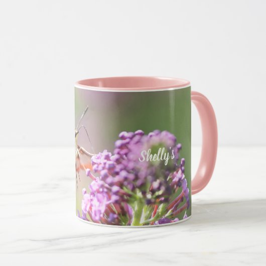 蝶の茂みの上のハミングバード蛾 マグカップ (正面右)