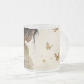 蝶の踊りの穏やかな優雅さ フロストグラスマグカップ (正面右)