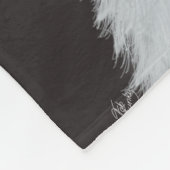 蝶の鐘瓶を持つ白猫 フリースブランケット (角)